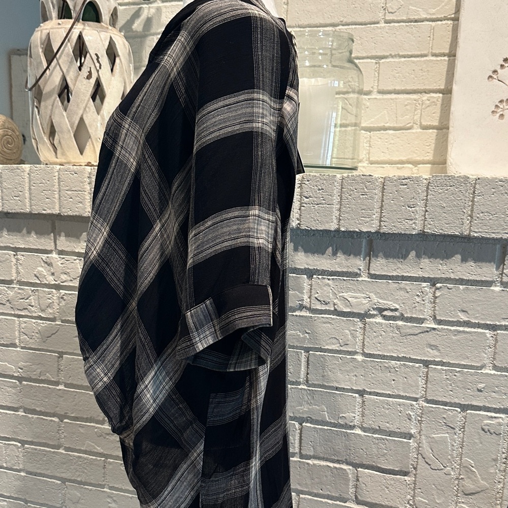 Universal Thread Black & White Plaid V-Neck Dolman Top - Picture 5 of 13